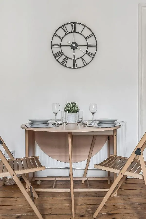 Central City Centre 2 Bedroom Flat - Close To Haymarket Train Station. Edinburgh United Kingdom