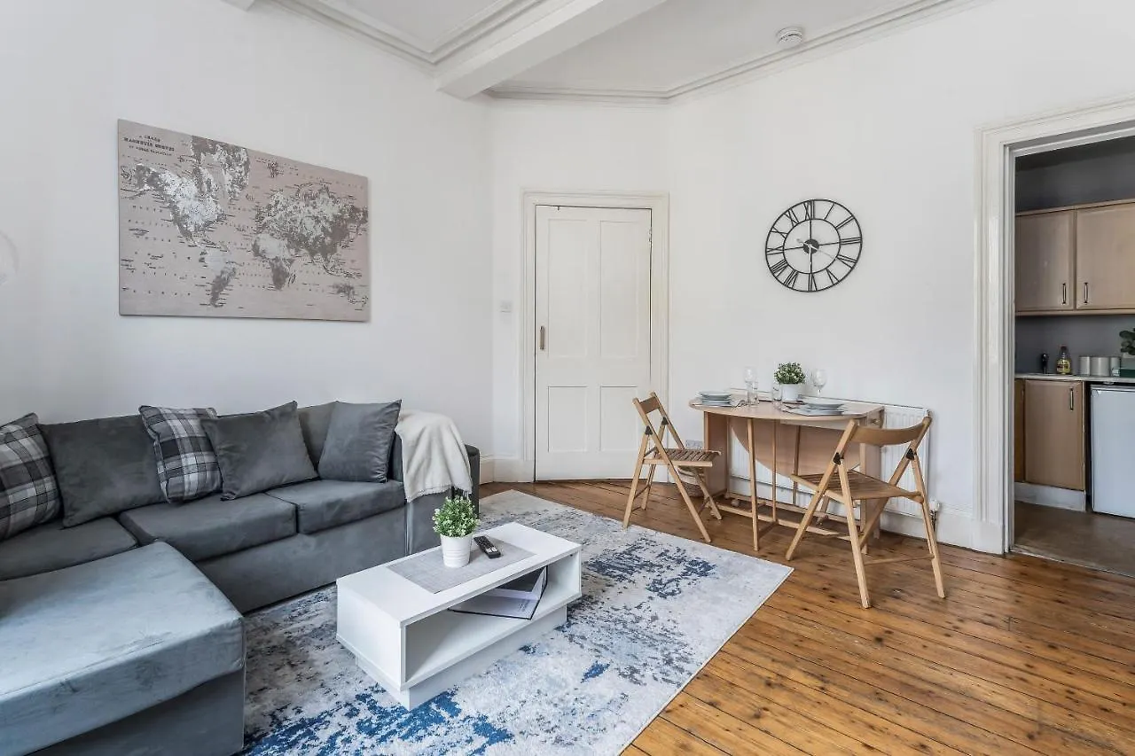 Central City Centre 2 Bedroom Flat - Close To Haymarket Train Station. Edinburgh Apartment
