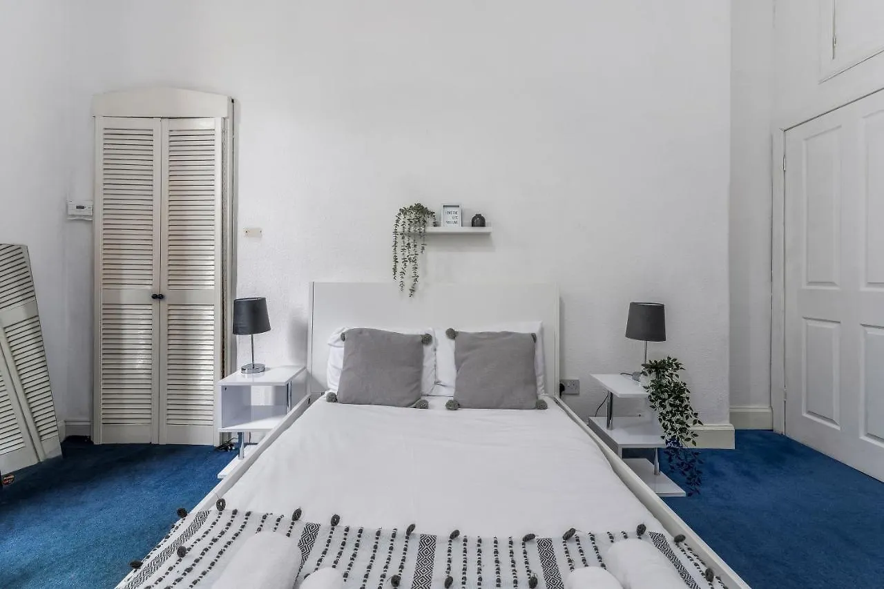 Central City Centre 2 Bedroom Flat - Close To Haymarket Train Station. Edinburgh Apartment