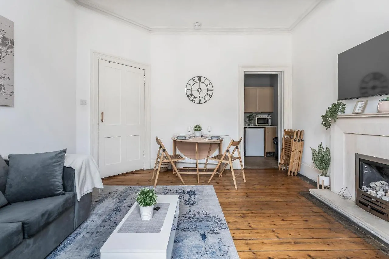 Central City Centre 2 Bedroom Flat - Close To Haymarket Train Station. Edinburgh United Kingdom