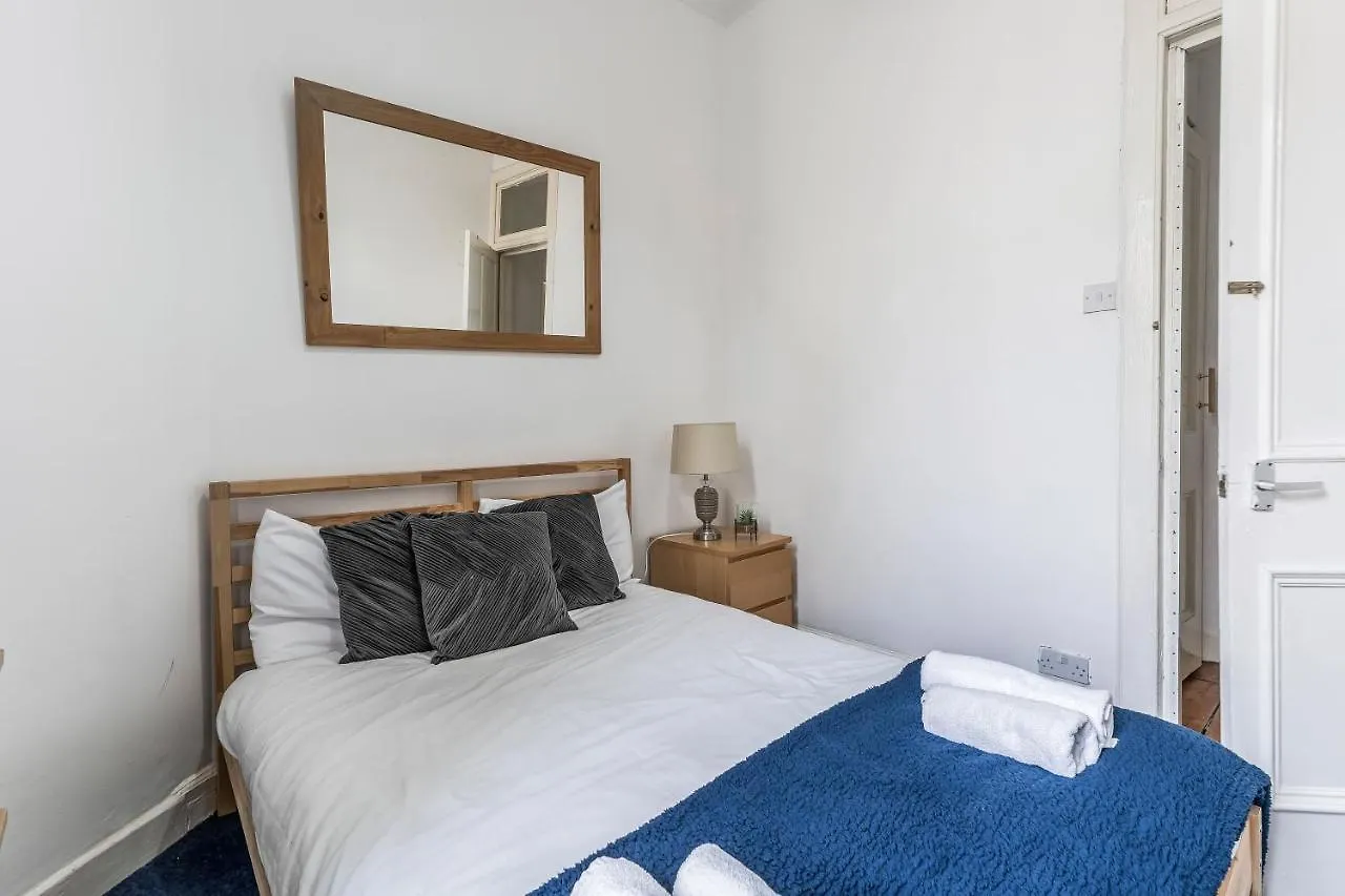 Apartment Central City Centre 2 Bedroom Flat - Close To Haymarket Train Station. Edinburgh