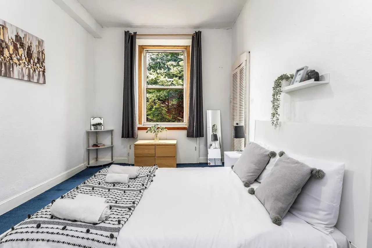 Central City Centre 2 Bedroom Flat - Close To Haymarket Train Station. Edinburgh 0*,  United Kingdom