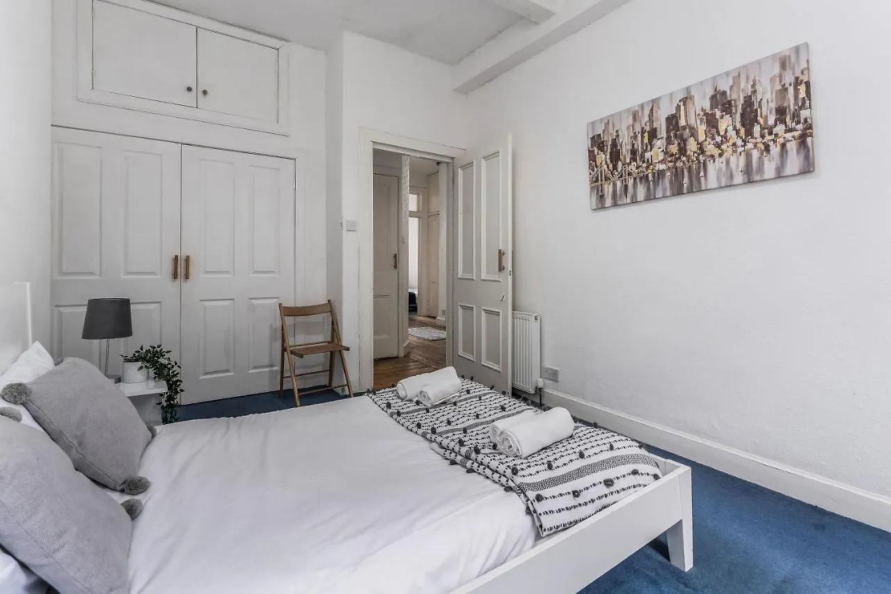 Central City Centre 2 Bedroom Flat - Close To Haymarket Train Station. Edinburgh Apartment