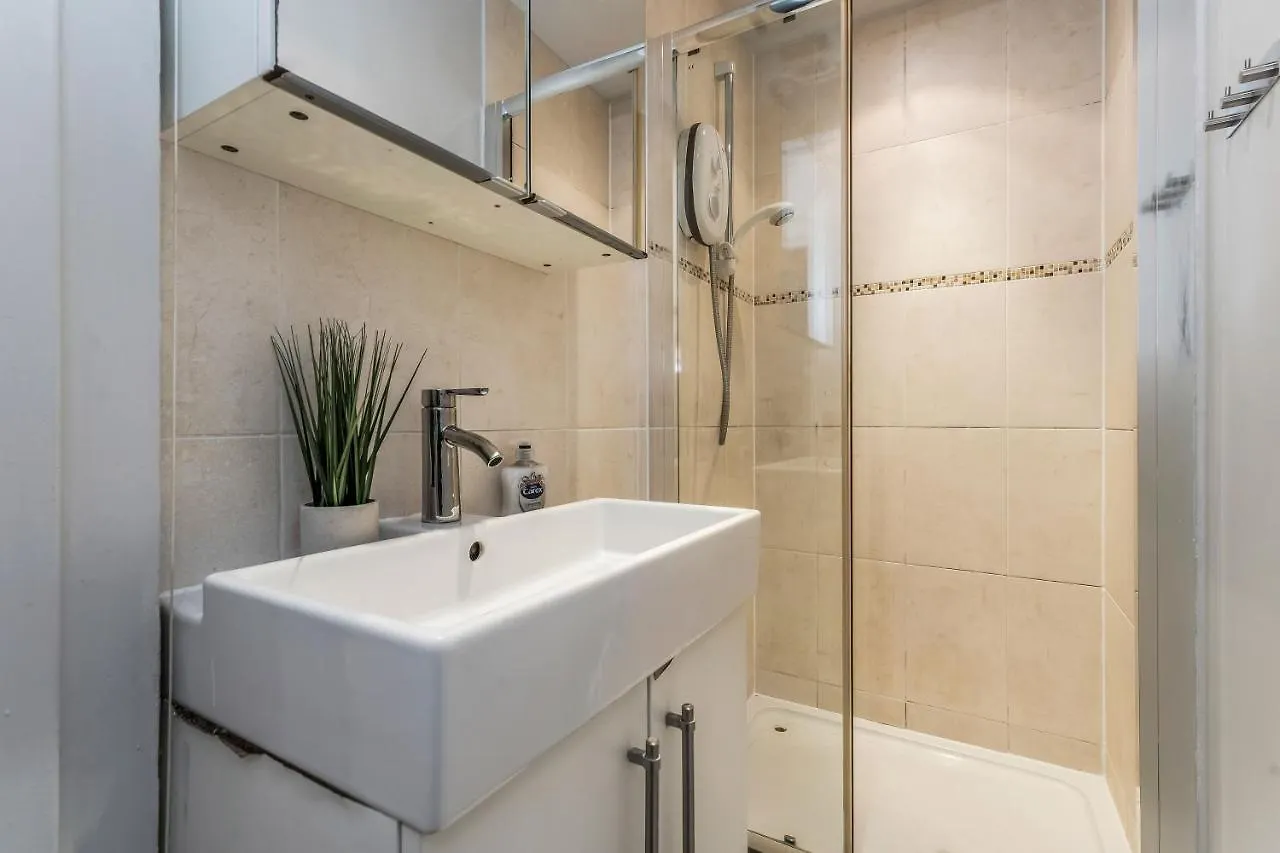 Central City Centre 2 Bedroom Flat - Close To Haymarket Train Station. Edinburgh 0*,  United Kingdom