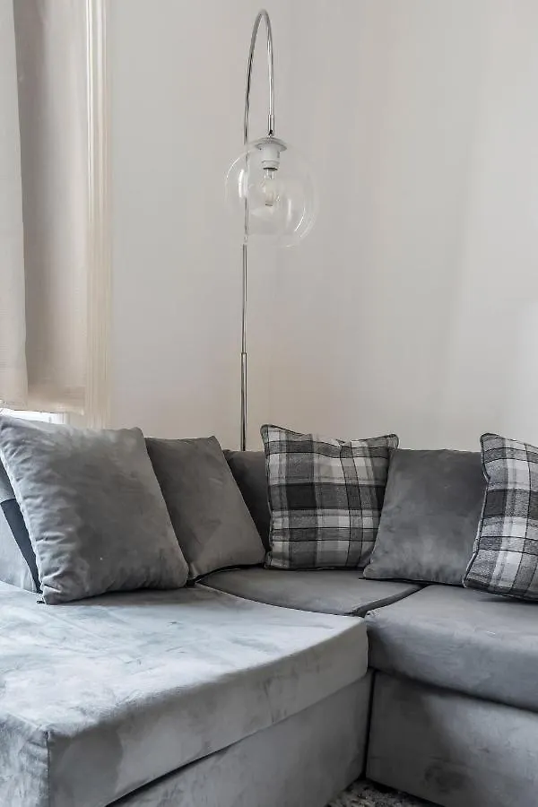 Central City Centre 2 Bedroom Flat - Close To Haymarket Train Station. Edinburgh