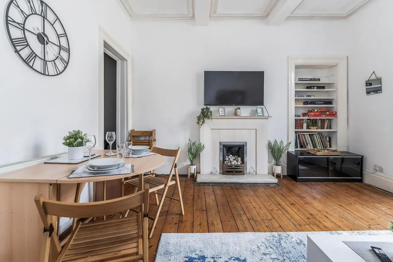 Central City Centre 2 Bedroom Flat - Close To Haymarket Train Station. Edinburgh United Kingdom