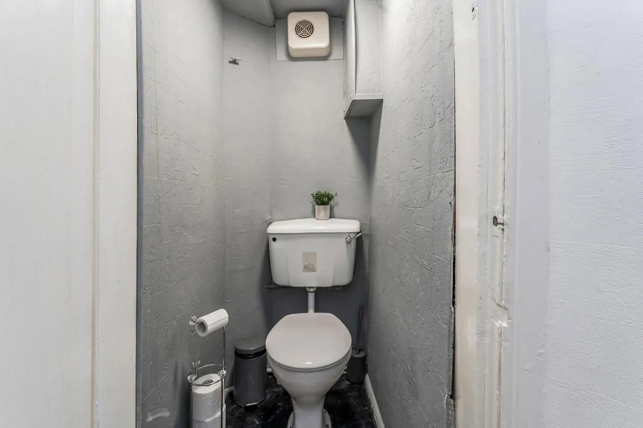 Central City Centre 2 Bedroom Flat - Close To Haymarket Train Station. Edinburgh Apartment