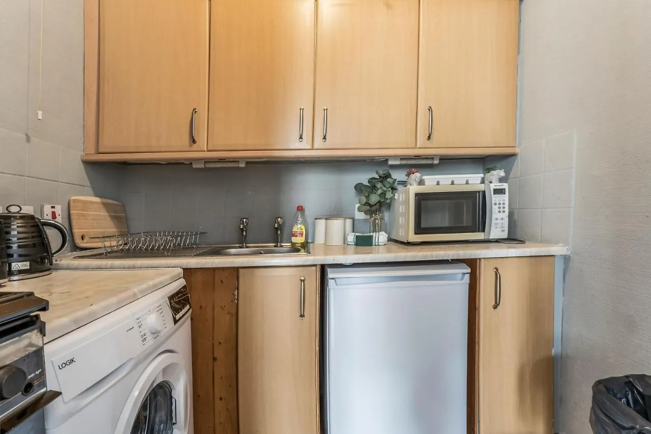 Central City Centre 2 Bedroom Flat - Close To Haymarket Train Station. Edinburgh Apartment