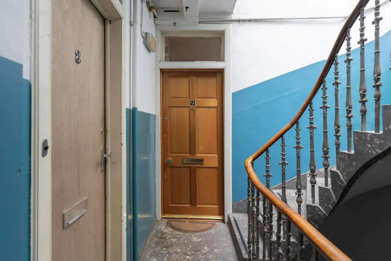 Central City Centre 2 Bedroom Flat - Close To Haymarket Train Station. Edinburgh