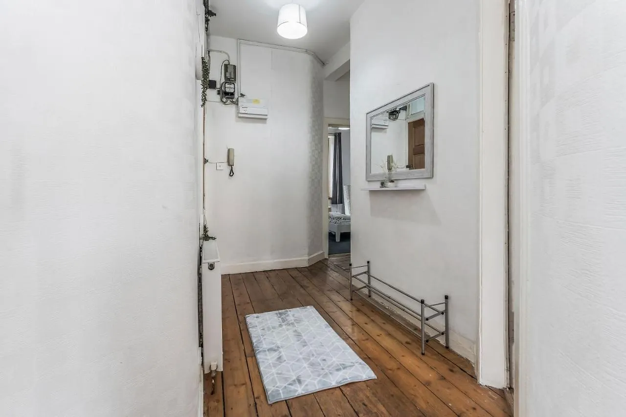 Central City Centre 2 Bedroom Flat - Close To Haymarket Train Station. Edinburgh